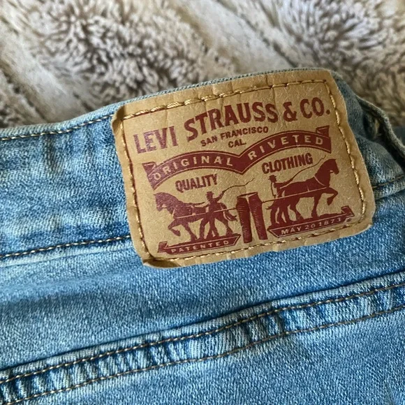 Levi 725 High Rise Bootcut - Picture 4 of 7
